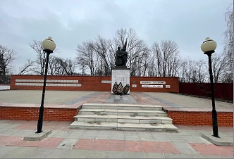 Братская могила советских воинов, погибших в боях с фашистскими захватчиками в 1943 году.  Захоронено 513 человек, имена 290 человек установлены. Скульптура советского воина.